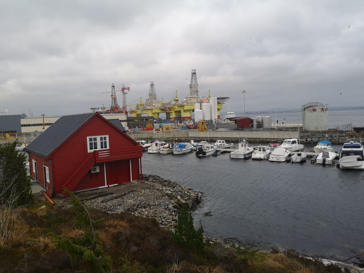 Naustet til Fjell kystlag på Ågotnes. Her er kontrastane store.